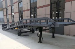 青島地區(qū)登車橋設(shè)備應(yīng)用全解析:選型、優(yōu)勢與常見問題